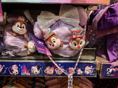 香港ディズニー20周年「ミッキー&フレンズ・グランドセレブレーショングッズ」:チップ&デールのショルダーバッグ