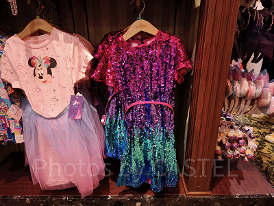 香港ディズニー20周年「ミッキー&フレンズ・グランドセレブレーショングッズ」:カラフル衣装