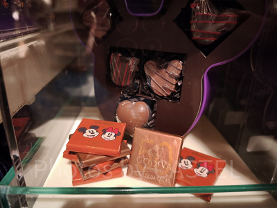 香港ディズニー20周年「ミッキー＆フレンズ・グランドセレブレーショングッズ」：GODIVAコラボミッキー型チョコレート缶