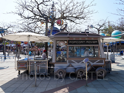 香港ディズニーランドのレストラン：トゥモローランドのポップコーンワゴン＆フードカート