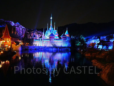 香港ディズニーのアナ雪エリア「ワールドオブフローズン」：アレンデール城のライトアップ