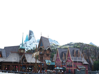 香港ディズニーのアナ雪エリア「ワールドオブフローズン」：エリア奥に見えるノースマウンテンと氷の宮殿