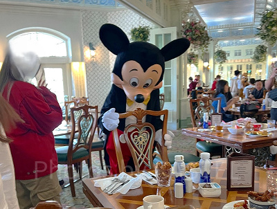 香港エンチャンテッドガーデンレストラン:ミッキーも登場