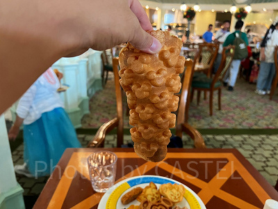 香港エンチャンテッドガーデンレストラン:パーク内の食べ歩きメニューとしても話題のミッキー型エッグパフ