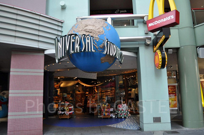 ホテル近鉄ユニバーサルシティにはUSJオフィシャルショップが併設されている（右はテナントのマクドナルド）