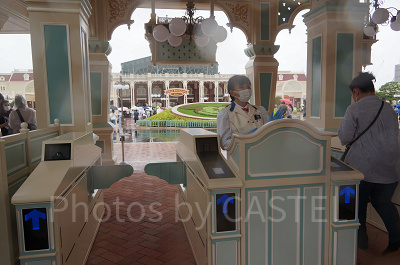 舞浜駅からディズニーランドへの行き方：ディズニーランドの入園ゲート