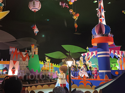 イッツ・ア・スモールワールドの人形たちはぎゅうぎゅう詰めではないけれど…