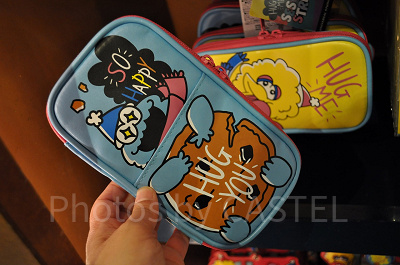 HUG ME!! HUG US!!の手帳型ペンケース