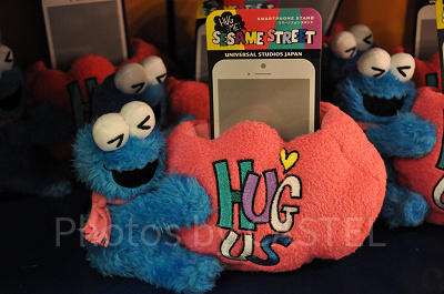 HUG ME!! HUG US!!のスマホスタンド