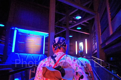 進む先に窓が見えます