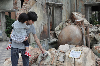 ホテルユニバーサルポートの入り口に大きな卵を発見！スイッチを押すと…