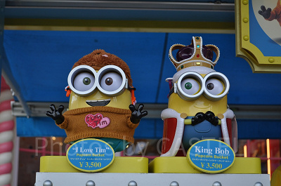 アイ・ラブ・ティム ミニオンポップコーンバケツ（左）