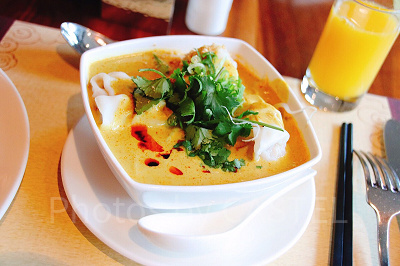 ラクサスープに米粉の麺を入れました♪