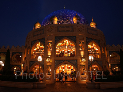 ライトアップされた夜のキャラバンカルーセル