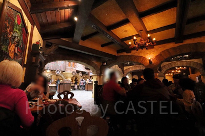 レッドローズ・タバーン内の様子