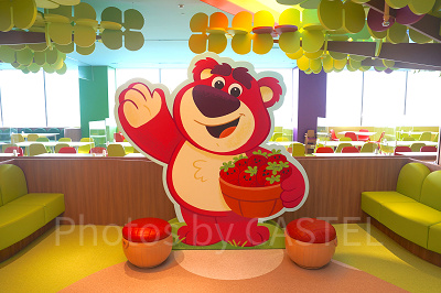 ロッツォ・ガーデンカフェの内装