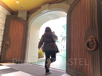 大きな扉を活かして撮影するのがおすすめ