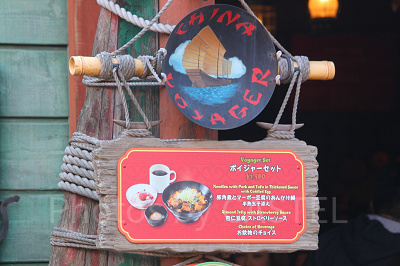 シアターオーリンズ前のY字路を右へ曲がった2軒目です