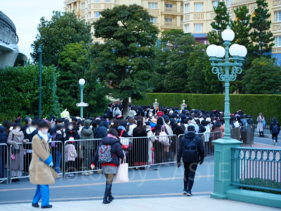 1月ディズニーランド混雑レポ：エントランス前の手荷物検査待ち列(7:10時点)