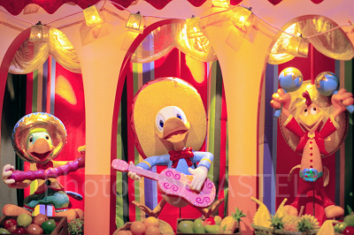 ホセ・キャリオカ（左）ドナルド（中央）パンチート（右） リニューアル後のイッツ・ア・スモールワールド