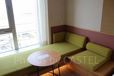 ほぼ全室にある「こあがりソファ」