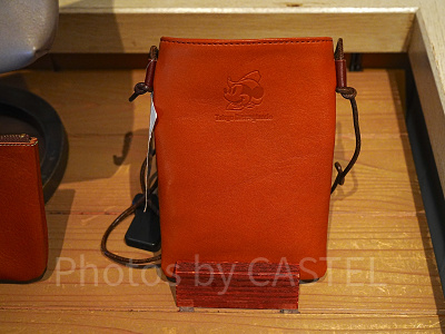 レザーのサコッシュ
