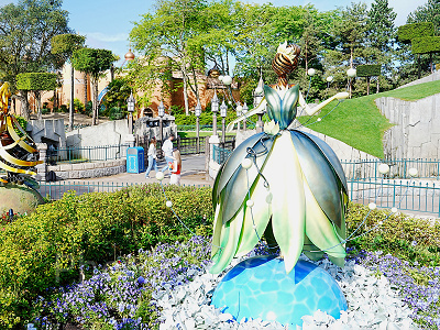 パリディズニーでは城前にティアナのオブジェがある