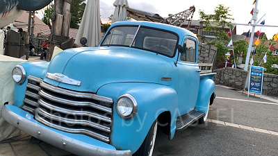 JAWS横の水色の車