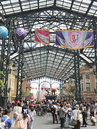 ガラス張りの天井から光が入るので明るくとれますよ!