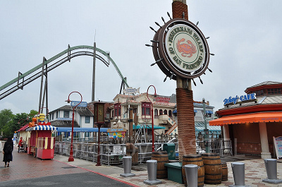 ロンバーズランディング(写真中央の奥）／USJ
