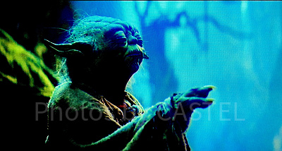 マスターヨーダがフォースでXウィングを持ち上げているところ