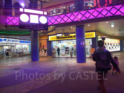 ユニバーサルシティウォークのマツモトキヨシ(右)