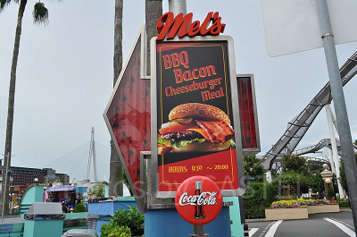 メルズドライブインの看板