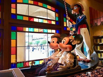 ヴェネツィアン・ゴンドラに乗るミッキーとミニー