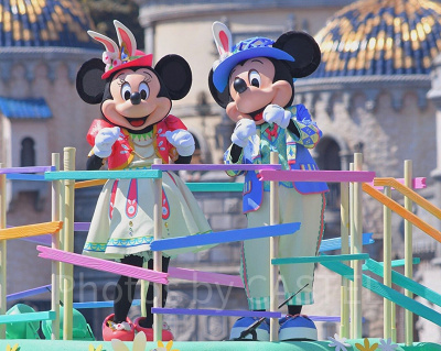 ディズニー・イースターのコスチュームを着たミッキーミニー