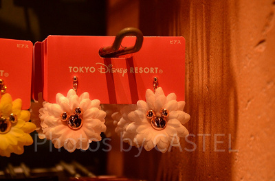 ミッキーモチーフのお花のピアス(ホワイト)