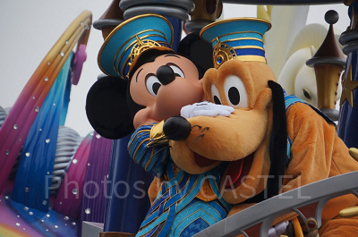 愛犬のプルートをかわいがるミッキー