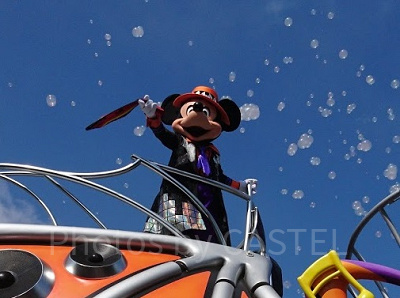 タオルを回すミッキー