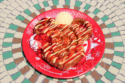 ミッキーワッフル ストロベリー＆カスタードソース