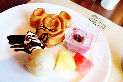 デザートにミッキーワッフルを