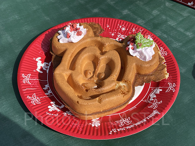 ミッキーワッフル、ストロベリーホイップとメイプルソース付き