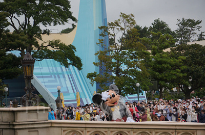 サイドのゲストにも手を振ってくれるミッキー