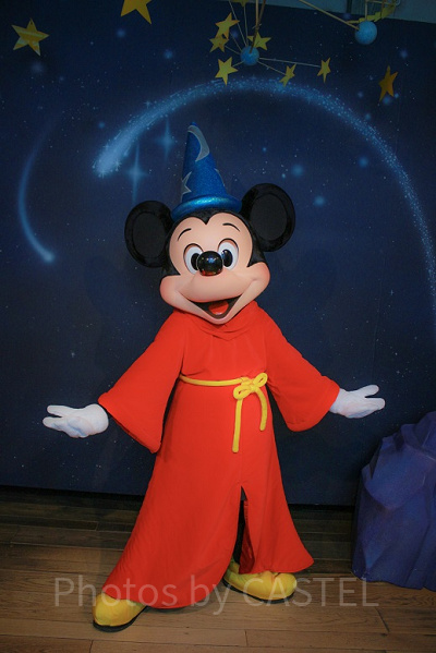 両手を広げたミッキー。他にもいろんなポーズをするんですよ!真似してみましょう。