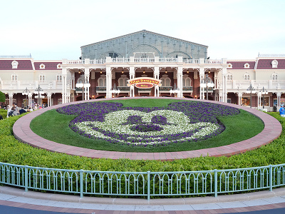 メインエントランスのミッキーの花壇