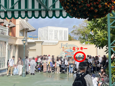 ミッキーのフリーグリーティングの様子（2023年11月7日撮影）