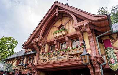 ファンタジーランド・フォレストシアターで「ミッキーのマジカルミュージックワールド」を公演中