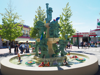 レゴランドの背景にあるミニフィグ