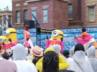 ミニオンクールファッションショー/ピンクの衣装を身につけたミニオンたち