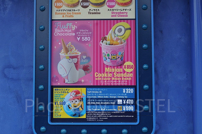 ミニオンドリンクボトルとミニオンフードのメニュー表／デリシャスミー！ザ・クッキー・キッチン