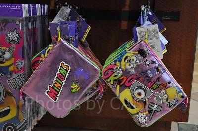 ミニオンのメタリックポーチ